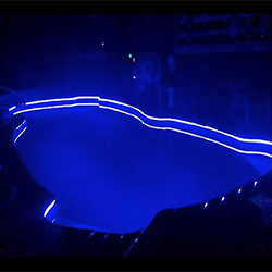 modrá neonová světla osvětlující bazén v noci