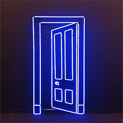 modrá neonová světla jako dveře