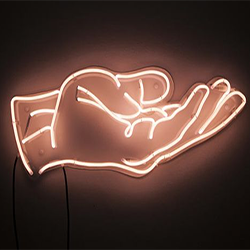 neonová světla ve tvaru ruky