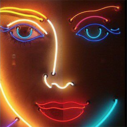 barevná neonová světla ve tvaru tváře